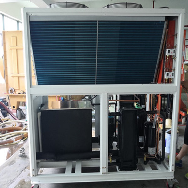 Jaka jest funkcja skraplacza w chillerze?